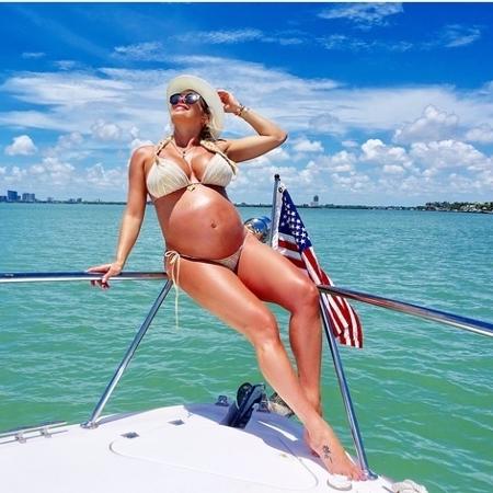 Grávida de oito meses, Karina Bacchi exibe barrigão durante passeio de lancha nos Estados Unidos - Reprodução/Instagram/karinabacchi