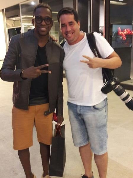 O paparazzo Daniel Delmiro posa com Mumuzinho - Reprodução/Instagram - Reprodução/Instagram