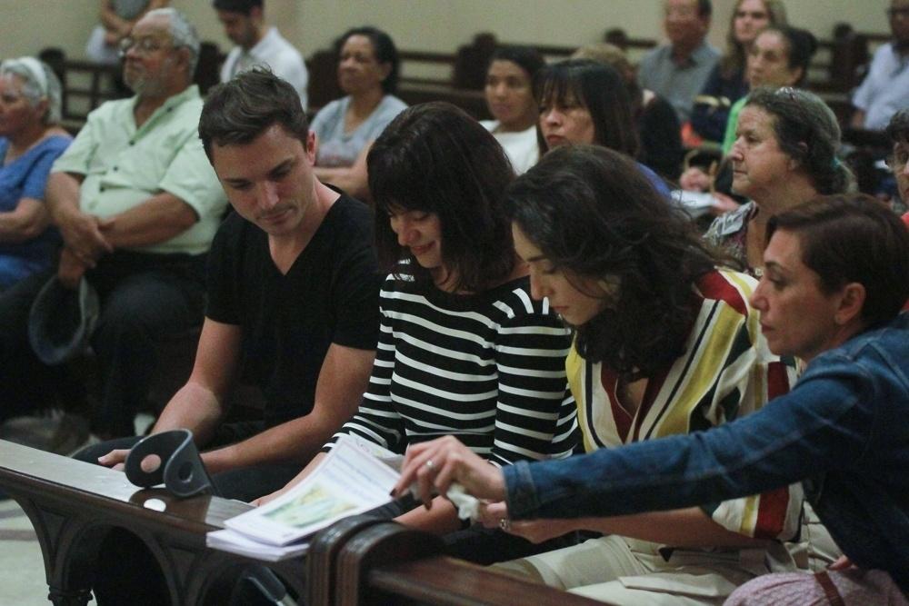 Filhos de Marcelo Rezende choram em missa de sétimo dia do jornalista, nesta sexta-feira (22), em São Paulo - Amauri Nehn/Brazil News