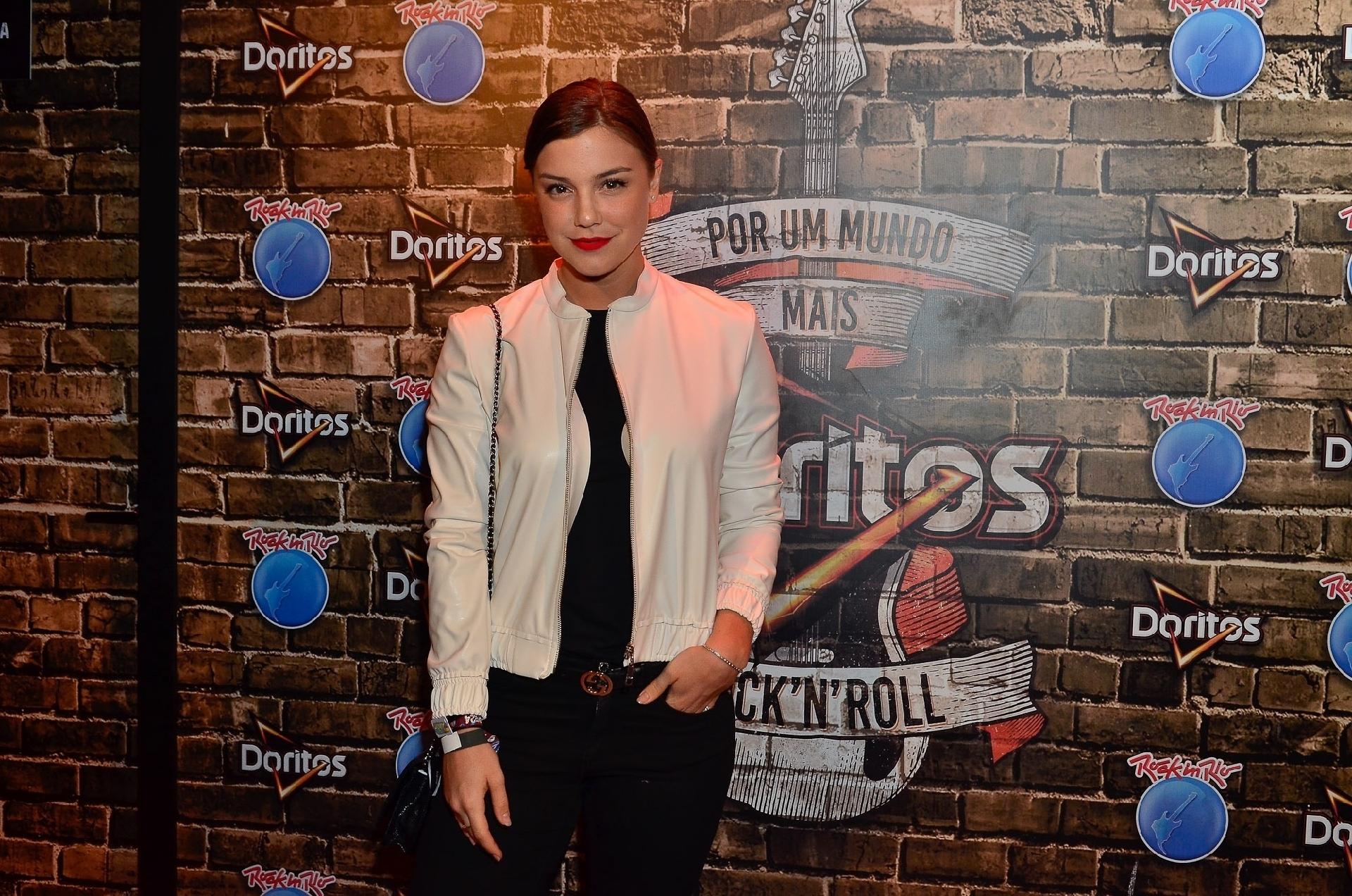 Alice Wegmann ousou em um look clássico para curtir o último dia de shows do Rock in Rio - Felipe Panfili / Divulgação