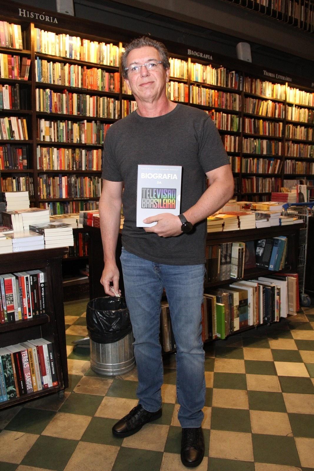 Boninho no lançamento do livro "Biografia de Televisão Brasileira", dos jornalistas Flávio Ricco e José Armando Vannucci, no Rio - Wallace Barbosa/AgNews