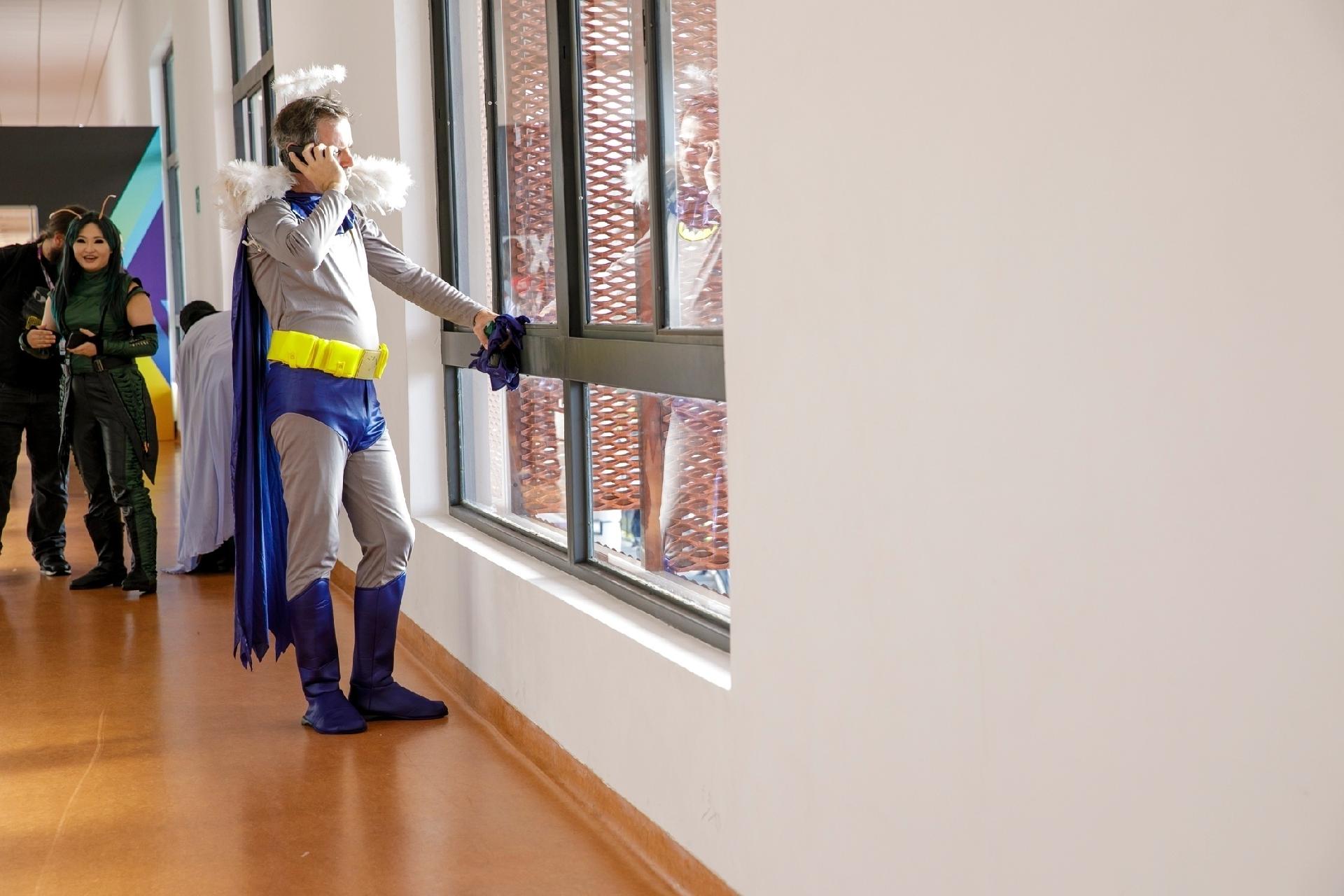 Ao menos para resolver problemas na batcaverna, o celular é mais prático que o batsinal - Mariana Pekin/UOL