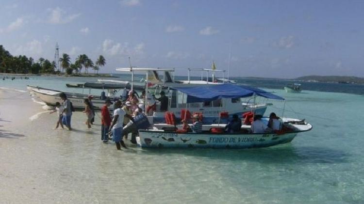 Embarcações na Haynes Cay, cayo próximo a San Andrés - Luna Kalil/UOL - Luna Kalil/UOL