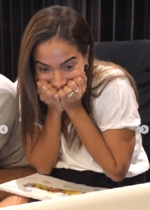 Anitta assistindo ao "Clube da Anittinha" - Instagram/Reprodução - Instagram/Reprodução