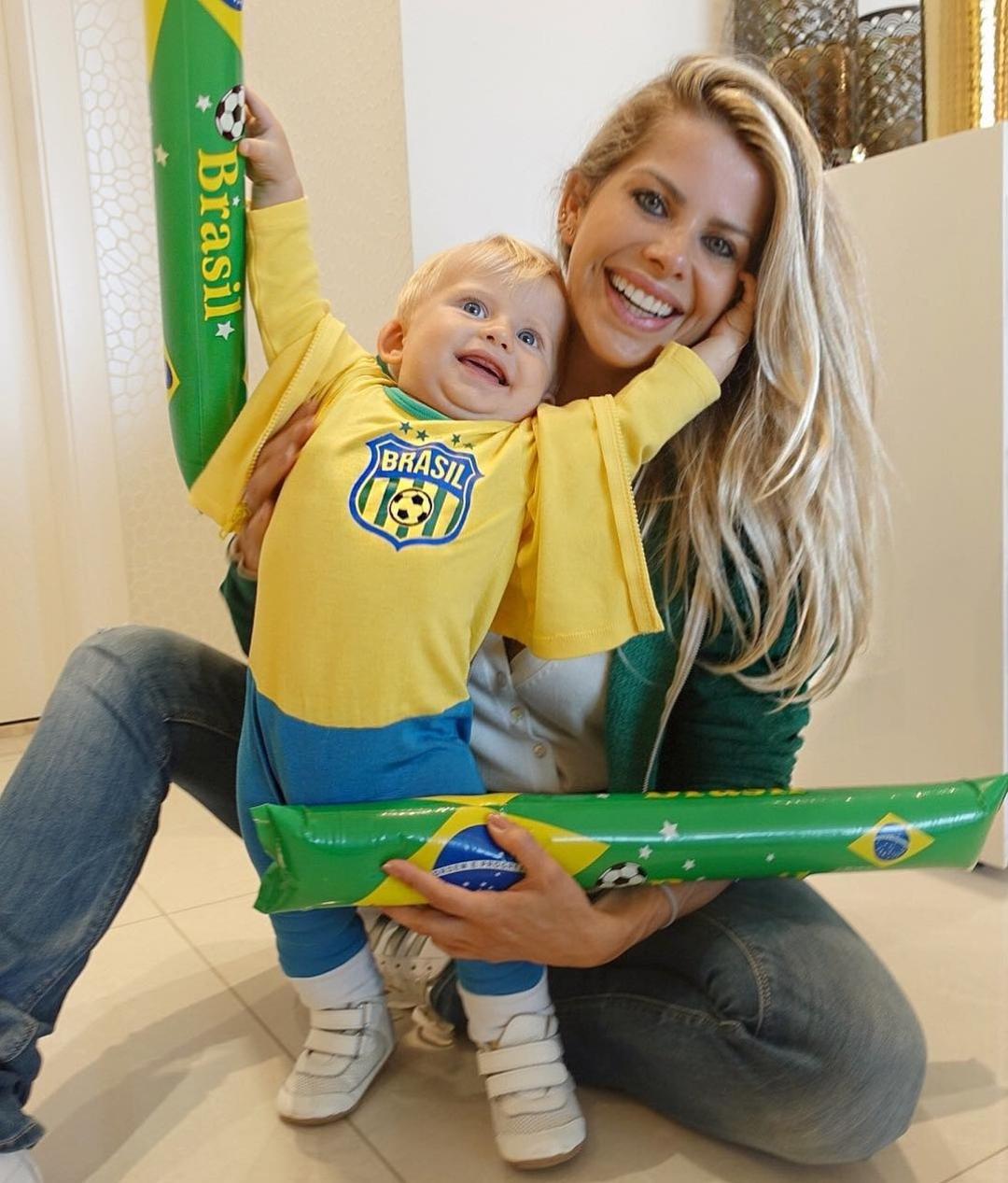 Karina Bacchi e o filho, Enrico: famosos vibram com Seleção na Copa do Mundo da Rússia - Reprodução/Instagram