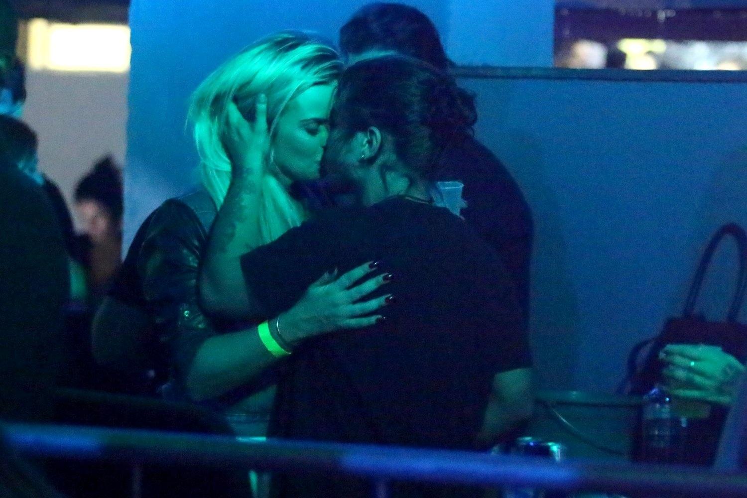 O ator Douglas Sampaio foi flagrado aos beijos com a modelo Veridiana Freitas na festa "Chega Junto", na zona portuária do Rio de Janeiro neste sábado (3) - Divulgação