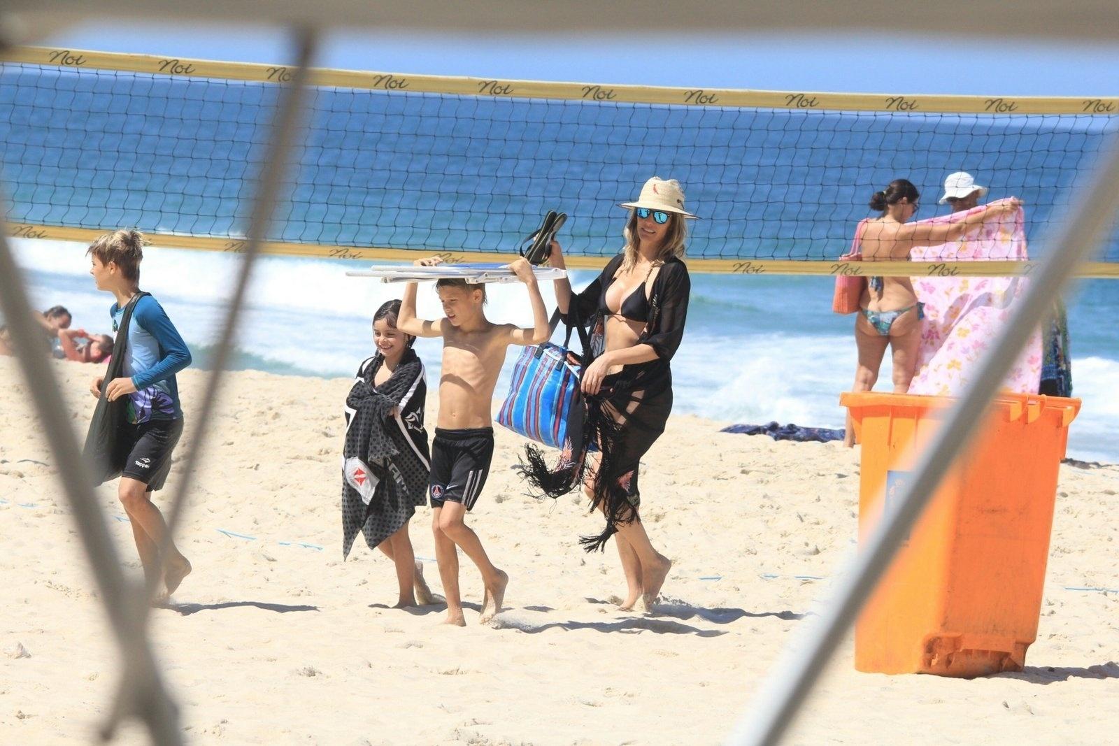 Fernanda Gentil está morando com a família em Los Angeles e está passando alguns dias no Brasil. Nesta quarta (29), ela aproveiou o sol para ir à praia de Ipanema com os gêmeos - JC Pereira/Ag.News