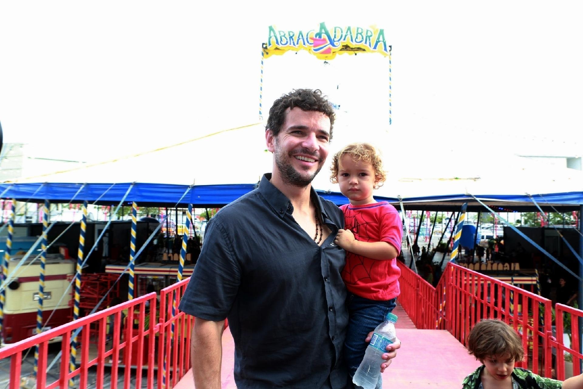 Daniel de Oliveira e Otto, de dois anos, estavam animados com a apresentação antes do espetáculo começar. A dupla posou para os fotógrafos na entrada do circo - AgNews