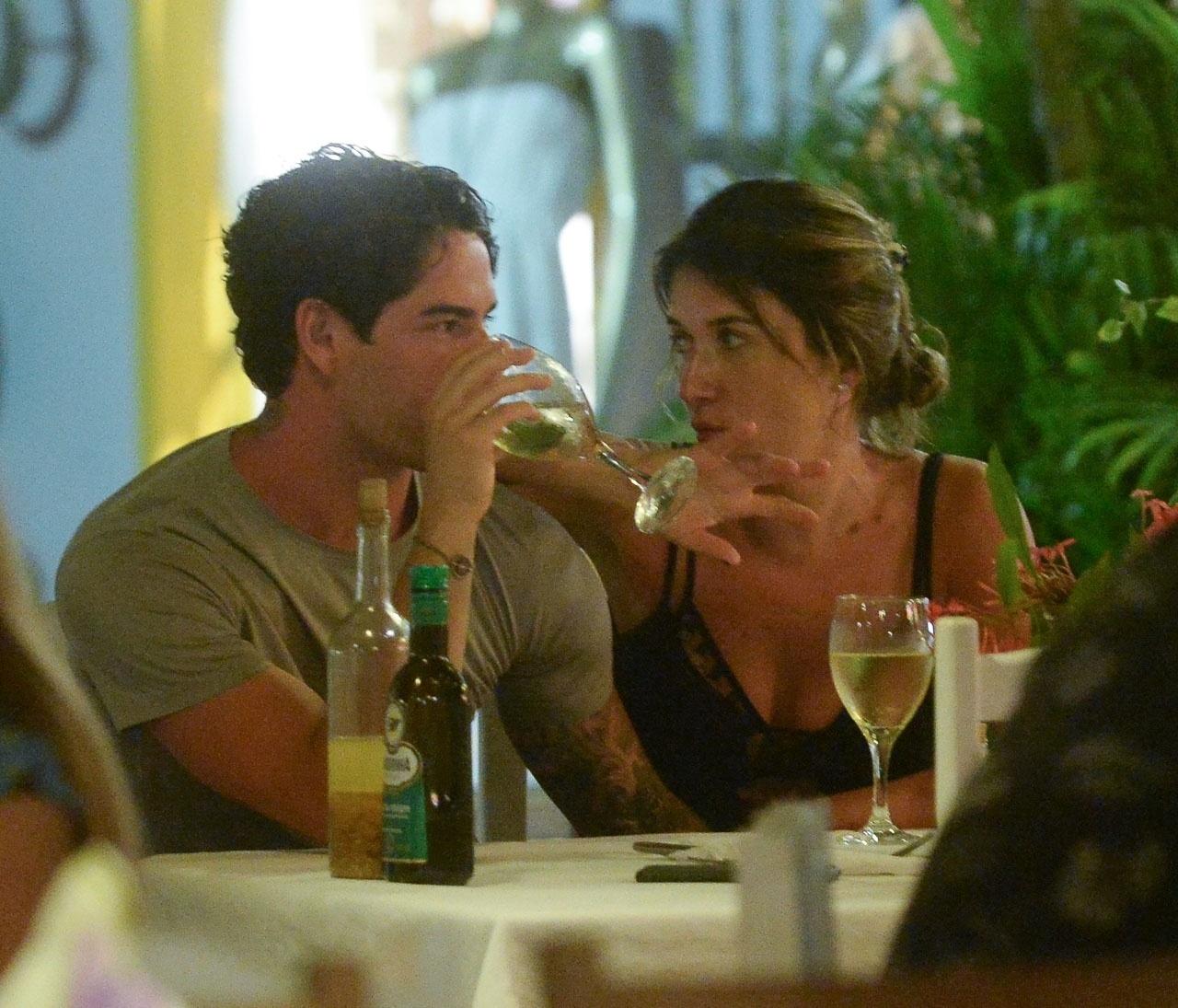 Rebeca Abravanel e Alexandre Pato foram fotografados juntinhos em Trancoso - Francisco Cepeda/AgNews