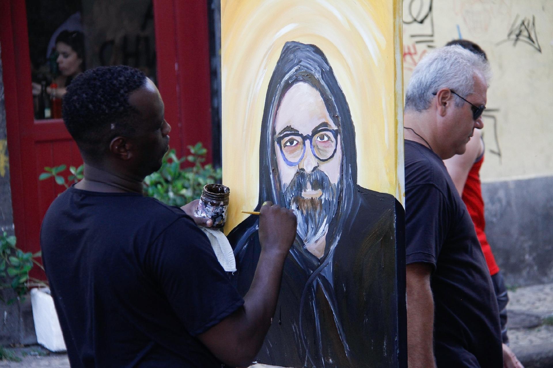 Artista pinta retrato de Yuka em frente à Sala Cecília Meireles, na Lapa, onde o corpo do músico é velado, no Rio - Marcos Ferreira / Brasil News