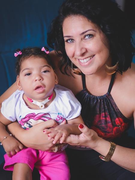 Ingrid Mendonça, 38, e a bebê Helena. A fotógrafa a adotou após ver seu perfil em um grupo do Facebook - Arquivo Pessoal