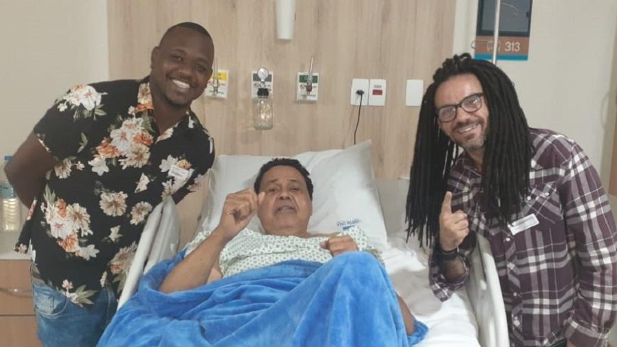 Dominguinhos do Estácio recebe a visita no hospital do cavaquinista Hugo Bruno e do intérprete da Viradouro Zé Paulo Sierra - Arquivo pessoal