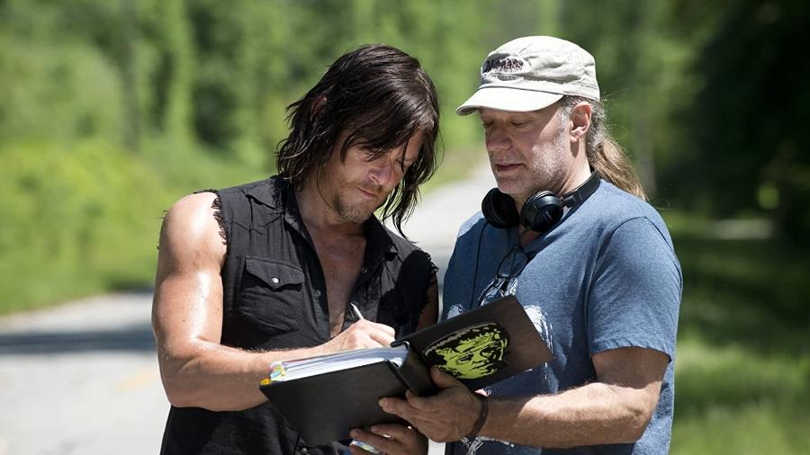 Greg Nicotero com Norman Reedus no set de "The Walking Dead" - Divulgação