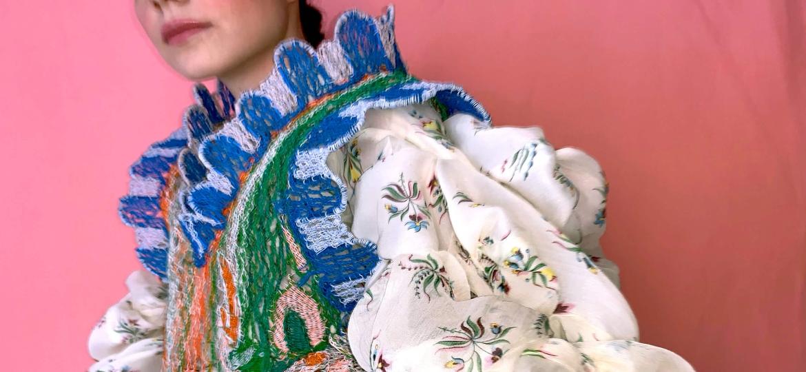 A ideia de Alexandra Sipa para criar roupas usando os fios surgiu de um fone de ouvido quebrado e agora é uma obsessão nas redes sociais - Reprodução/Instagram