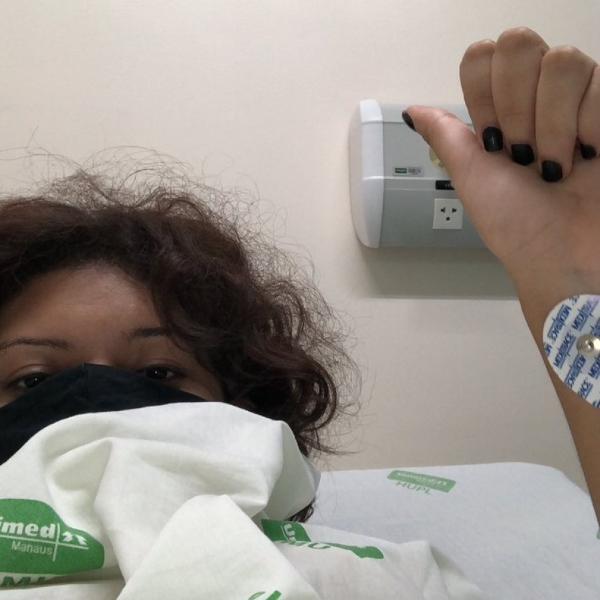 Caroline Lins postou foto internada após tentar curar soluço prendendo a respiração