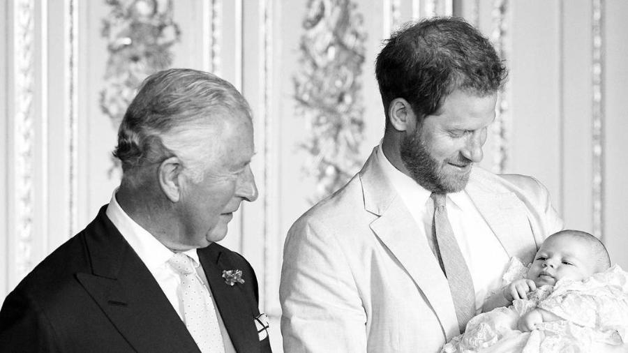 Rei Charles 3º ao lado do filho Harry e do neto Archie - Reprodução/Instagram