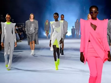 As roupas mudaram de cor neste desfile da Semana da Moda de Paris que se  tornou viral – NiT