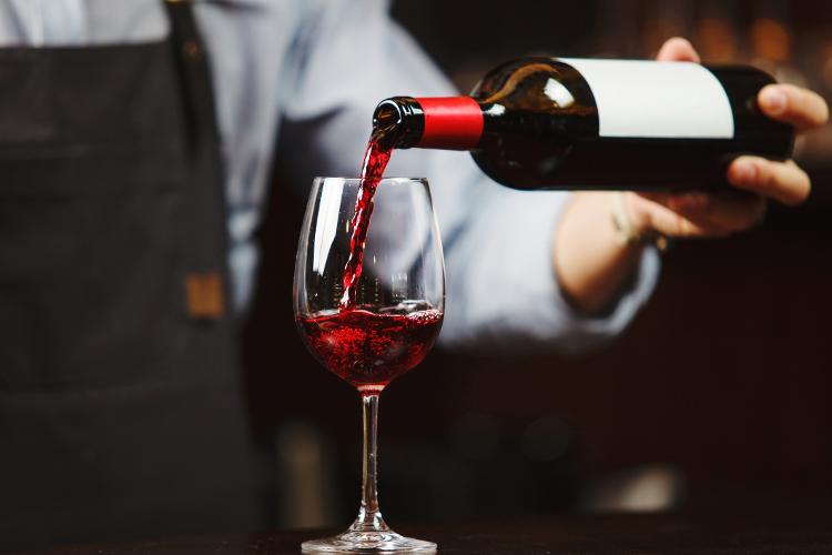 Design côncavo não tem como intuito ajudar na hora de servir o vinho na taça - iStockphotos - iStockphotos