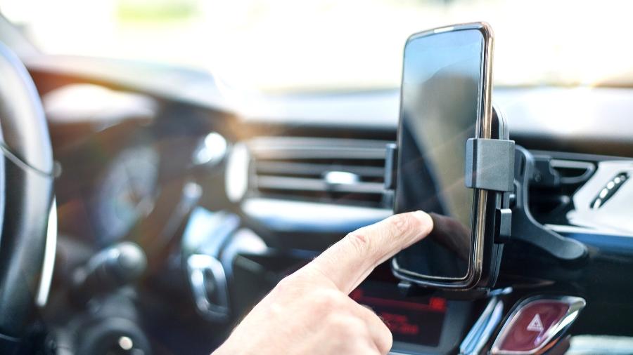 O suporte veicular de celular garante segurança para o motorista e evita problemas com a lei - Getty Images