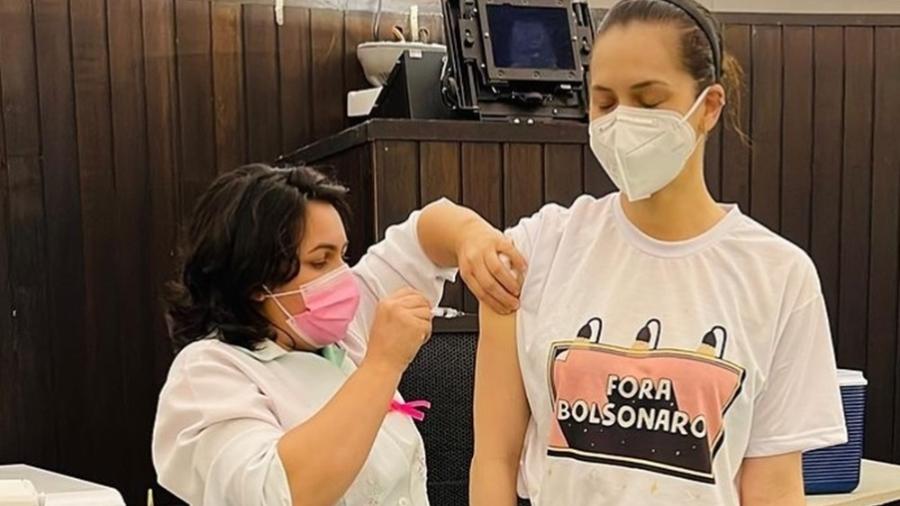 Sophia Abrahão se vacina e detona Bolsonaro - Reprodução/Instagram