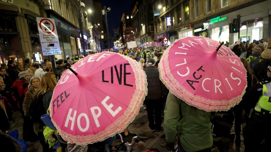 Ativistas do Extinction Rebellion fazem manifestação durante a COP em Glasgow, na Escócia - Hannah McKay/Reuters
