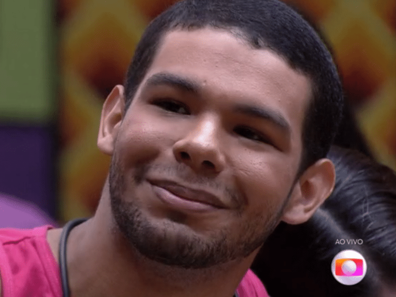 Público do UOL concorda com a eliminação de Vyni do 'BBB 22'