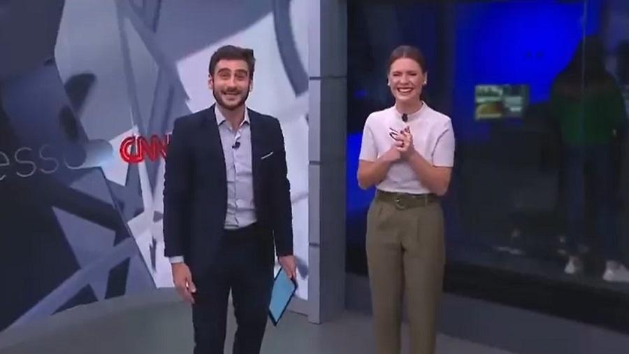 CNN: Apresentadores caem na risada após notícia sobre dedo robótico - Reprodução/CNN