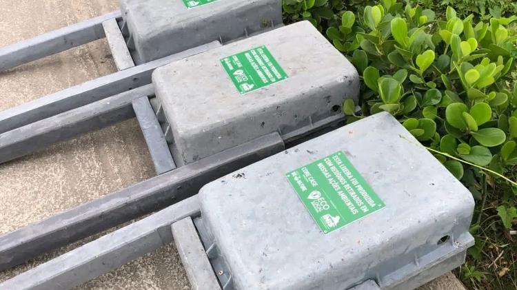 Lixeiras feitas com lixo retirados do mar pelo projeto são espalhadas pelas cidades - Divulgação - Divulgação