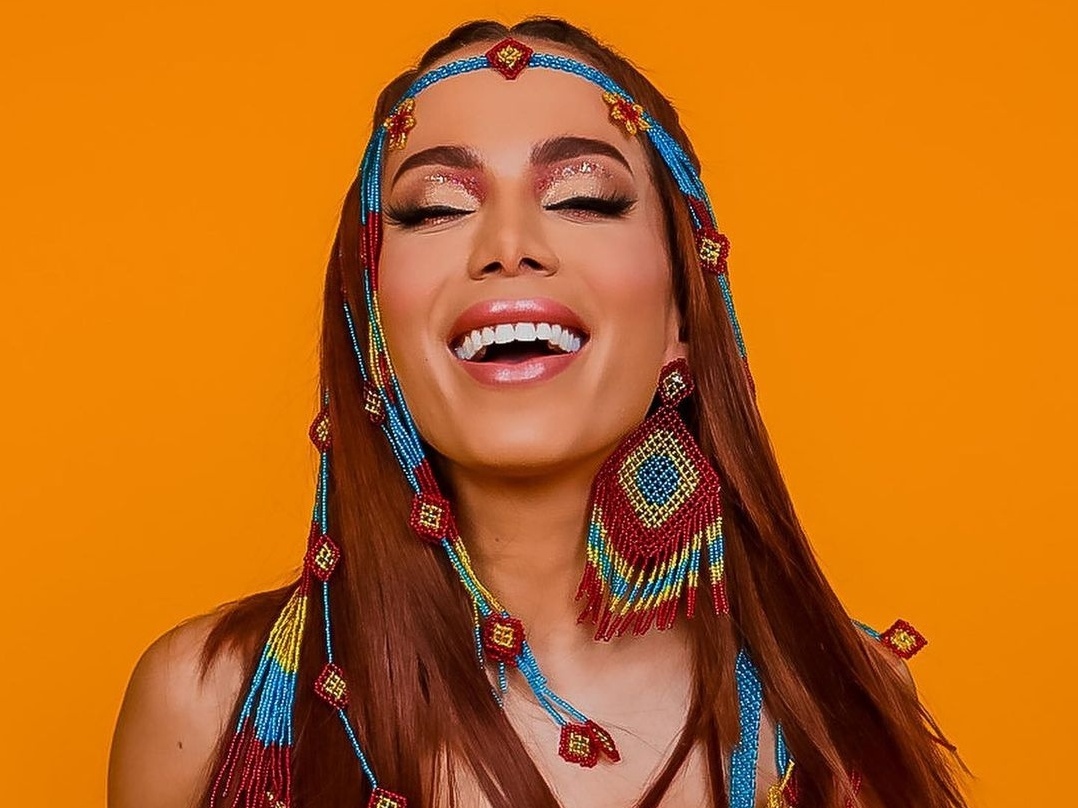 Anitta se veste de cabocla para Carnaval em Olinda