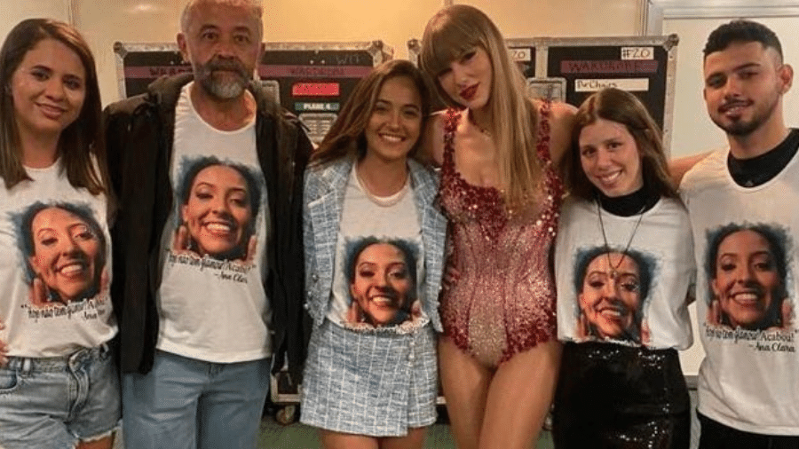 Família de Ana Clara Benevides posou com Taylor Swift nos bastidores do último show em São Paulo
