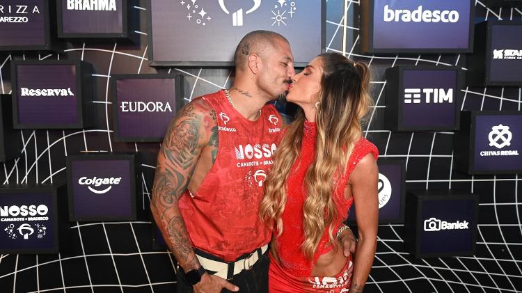 Ex-BBBs Aline Gotschalg e Fernando Medeiros se beijam na Sapucaí