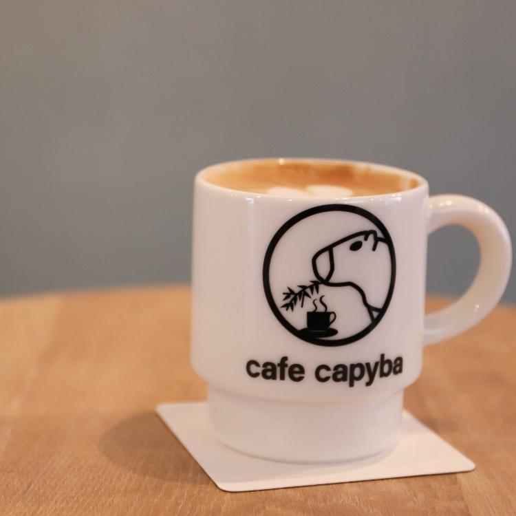 Aos humanos, o Capyba serve opções limitadas de café, suco e chá