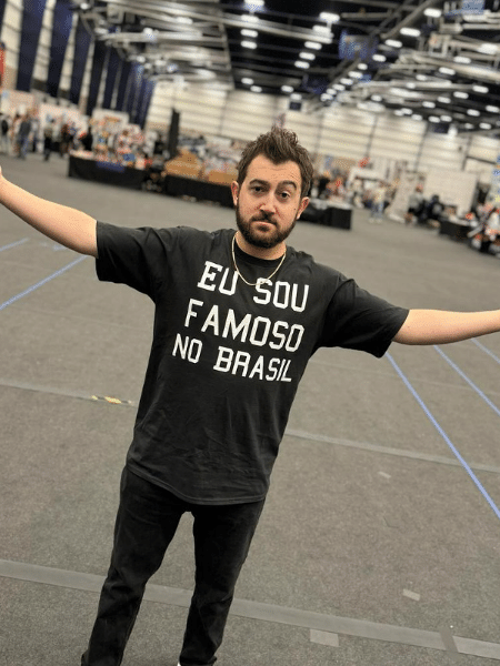 Vincent Martella com camiseta com os dizeres: 'Eu sou famosos no Brasil'