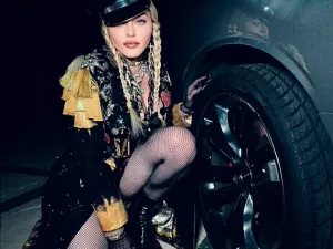 No Brasil para mega show no Rio, Madonna impressiona com coleção de carrões