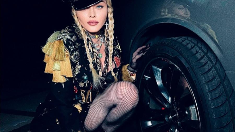 Madonna posa ao lado de carro em foto de 2022 - Reprodução/Instagram