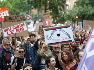 Francesas protestam contra 'feminismo de fachada' de extrema direita