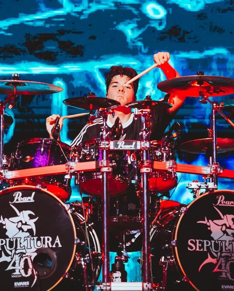 Greyson Nekrutman, baterista do Sepultura, durante show em São Paulo