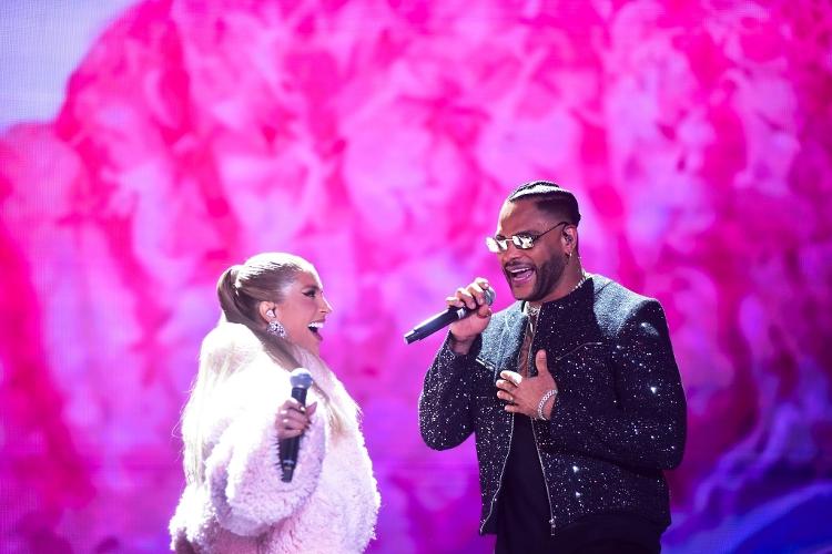 Tony Salles canta com Manu Bahtidão em show no parque Villa-Lobos, em São Paulo, na quarta (20)