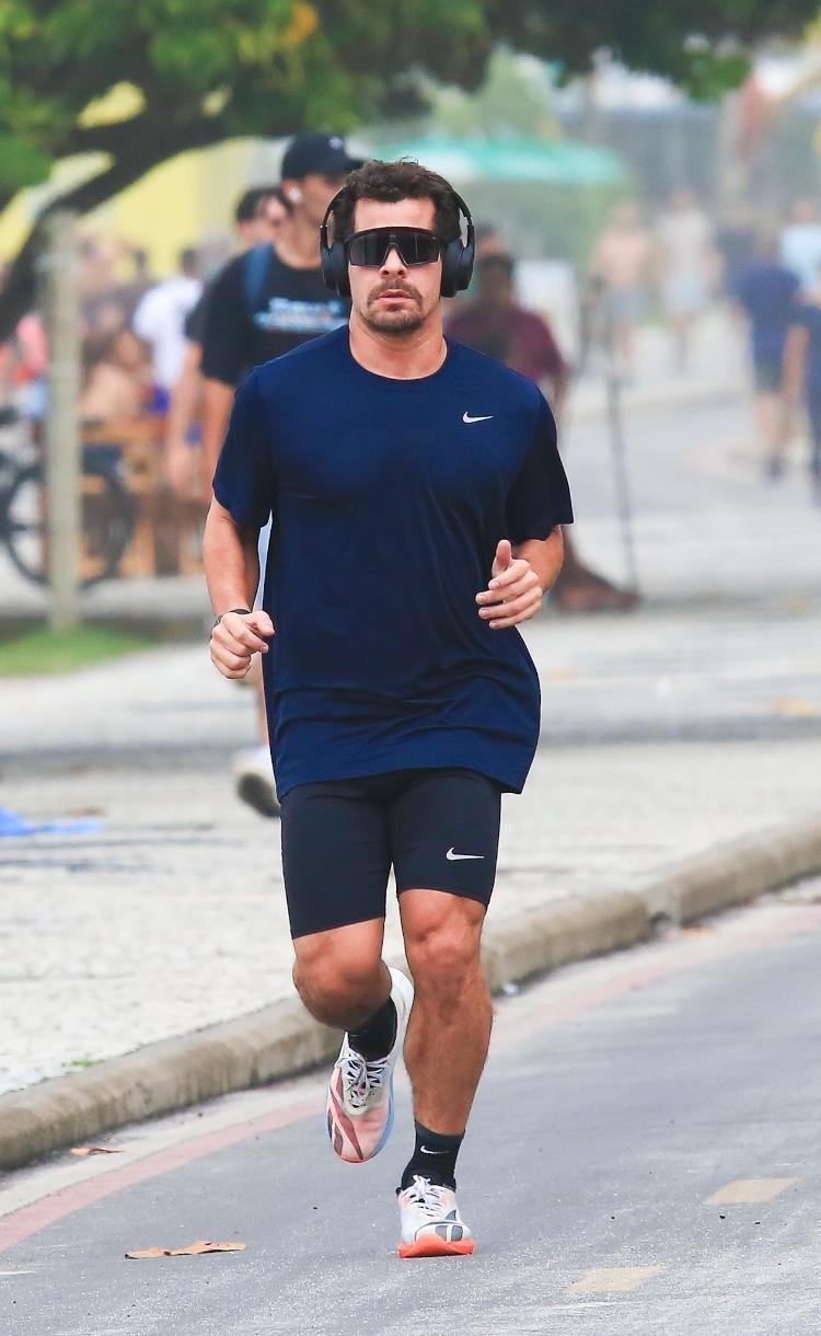 Thiago Martins faz corridinha na praia da Barra da Tijuca, no Rio de Janeiro