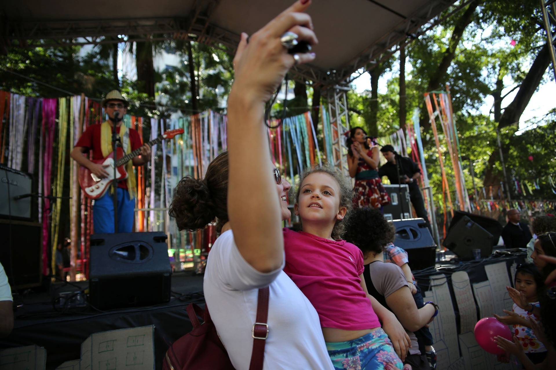21.jun.2015 - Selfie na Viradinha na Biblioteca Monteiro Lobato durante a Virada Cultural de São Paulo - Renato S. Cerqueira/Futura Press/Estadão Conteúdo