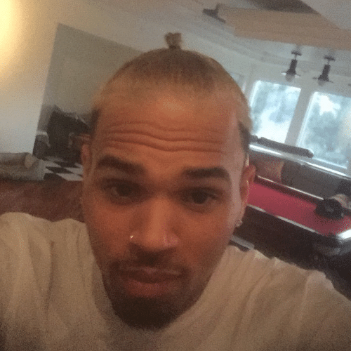 24.jun.2015 - Chris Brown adere à moda do cabelo "samurai" e exibe o novo visual em sua conta do Instagram, na madrugada desta quarta-feira