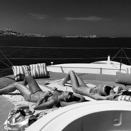 15.ago.2015 - Luiza Brunet, 53 anos, fez topless em um passeio de barco na Grécia e compartilhou uma imagem com seus seguidores no Instagram