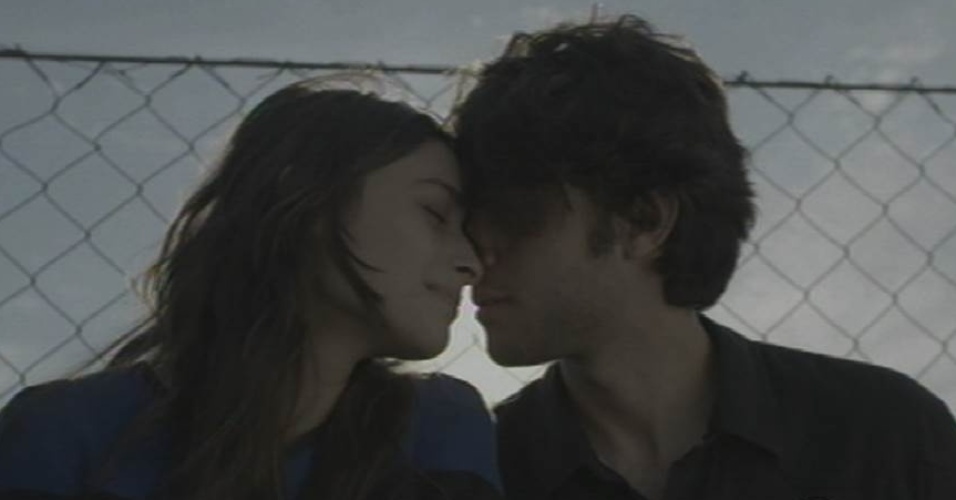 28.ago.2015 - Laís (Luisa Arraes) e Rafael (Chay Suede) se beijam apaixonados no fim de "Babilônia)