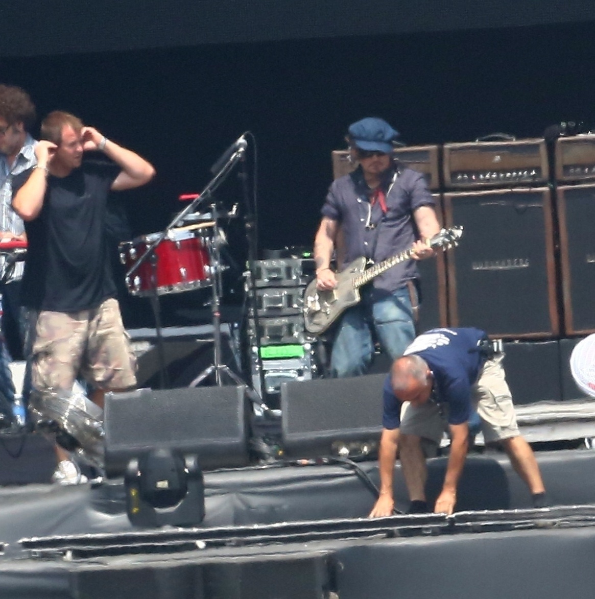 23.set.2015 - O astro Johnny Depp passa o som na Cidade do Rock, no Rio, com o Holywood Vampires. Supergrupo, que também conta com Alice Cooper, Joe Perry, Duff McKagan e Matt Sorum, se apresenta nesta quinta (24) no Rock in Rio - Gabriel Rangel/AgNews