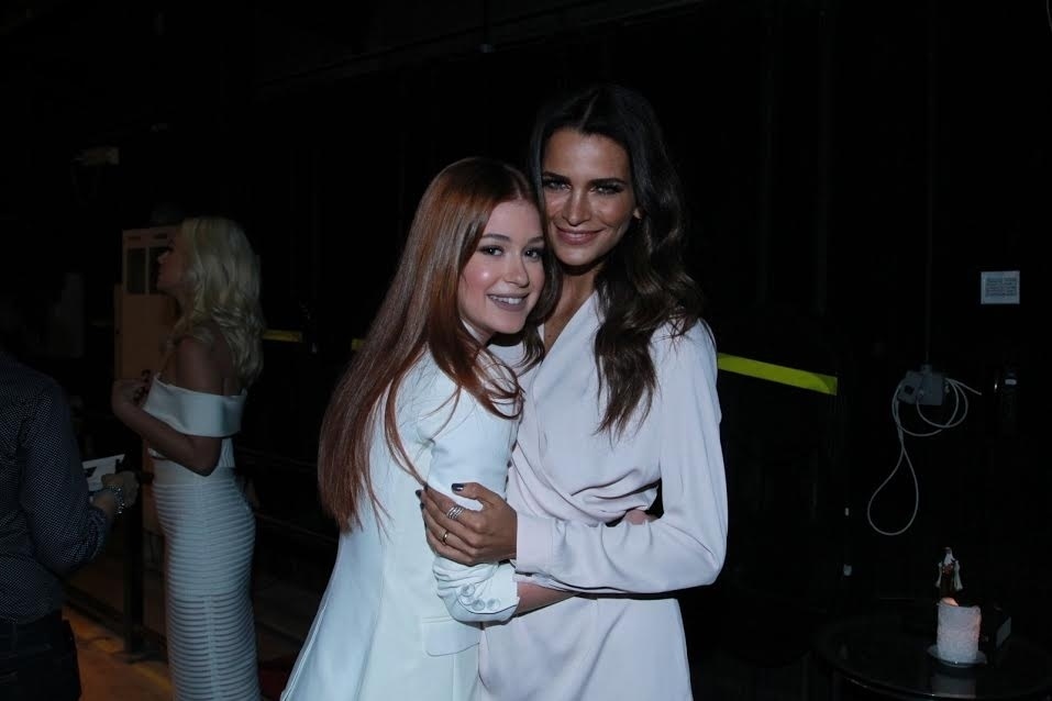20.out.2015 - Marina Ruy Barbosa posa com a modelo Fernanda Motta na apresentação de "Totalmente Demais", nova novela das sete da Globo - Marcello Sá Barretto e Anderson Borde/AgNews