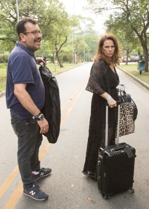 Ruy Furtado, diretor do desfile da grife Helô Rocha, e a mãe da estilista, Aldanisa Sá, precisaram ir a pé até a Bienal - Gabriel Quintão - Gabriel Quintão