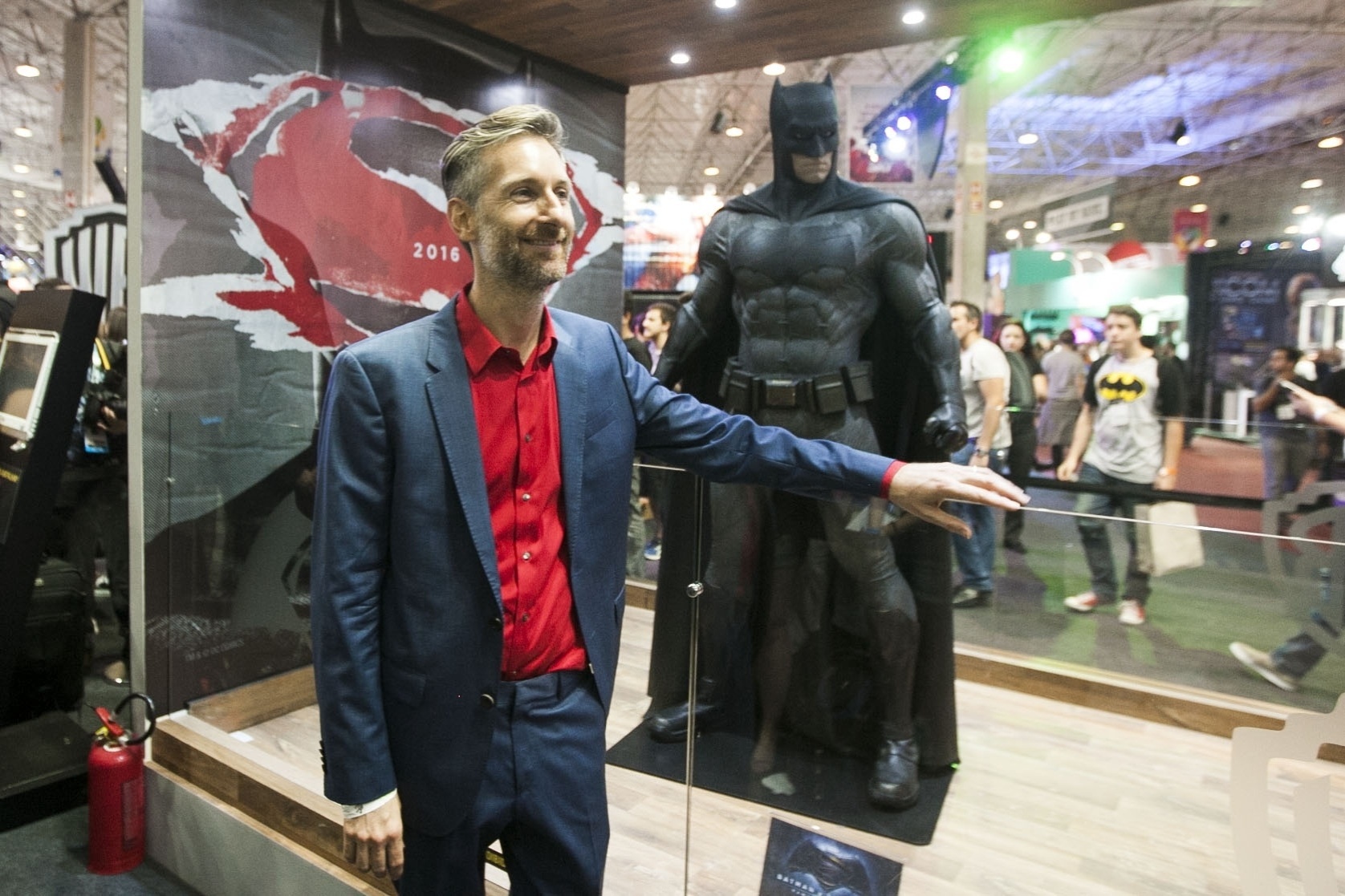 6.dez.2015 - Michael Wilkinson, figurinista do "Batman vs Superman", posa para fotos durante a Comic Con Experience - Lucas Lima/UOL