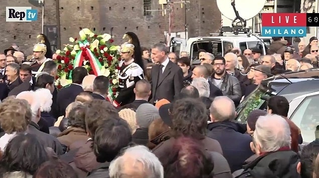 23.fev.2016 - Corpo do escritor Umberto Eco deixa o Castelo Sforzesco, em Milão, onde foi realizado o funeral - Reprodução/La Repubblica