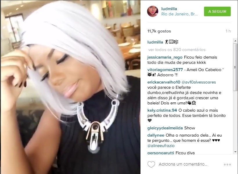 29.mar.2016- Ludmilla muda visual e aparece com o cabelo loiro platinado. A cantora adotou um corte estilo chanel. Ela estava com os fios longos e pintados de azul - Reprodução/Instagram