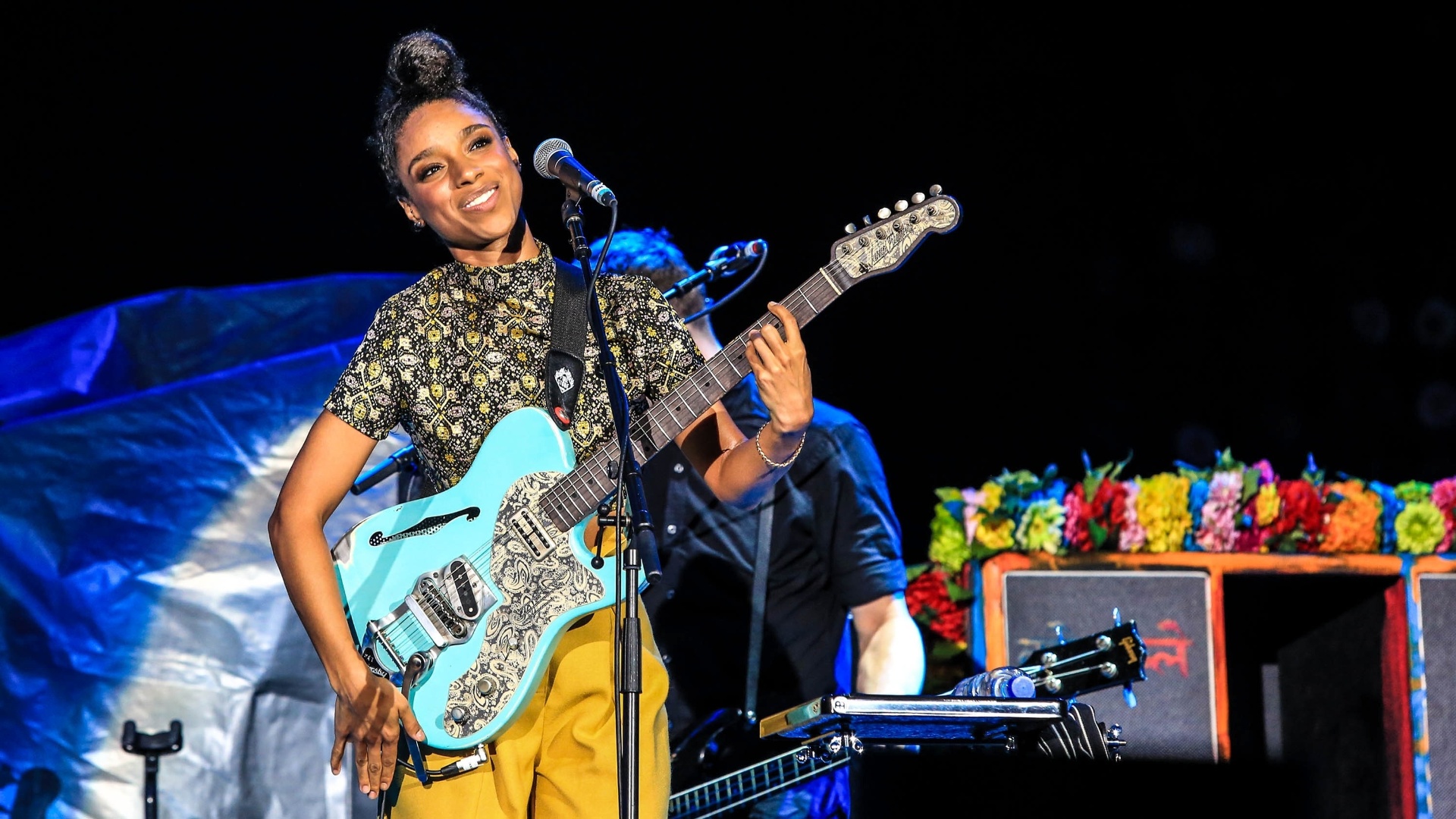 10.abr.2016 - A britânica Lianne La Havas abre o show da banda Coldplay no Maracanã, no Rio de Janeiro - Marco Antonio Teixeira/ UOL